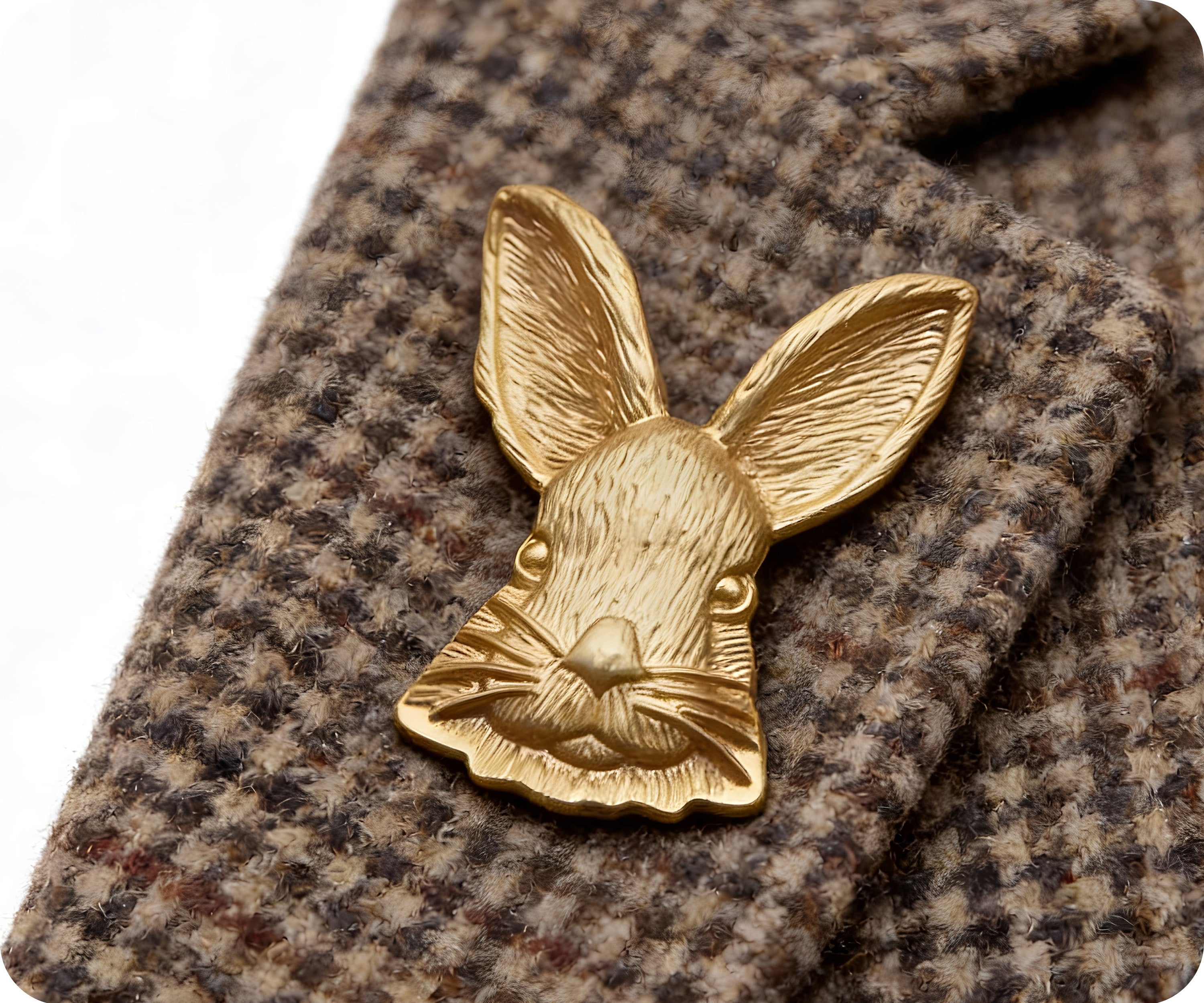 Broche de Pin de Conejo Dorado Imagen secundaria del producto