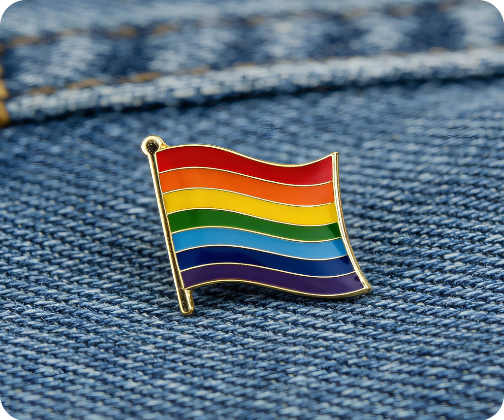 Pin con la bandera del arcoíris