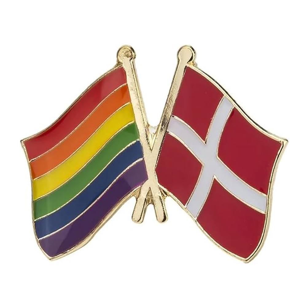 A pin badge featuring a friendship design with one side displaying a rainbow flag and the other side a red and white flag, symbolizing the connection between the LGBT community and Denmark. Imagen principal del producto