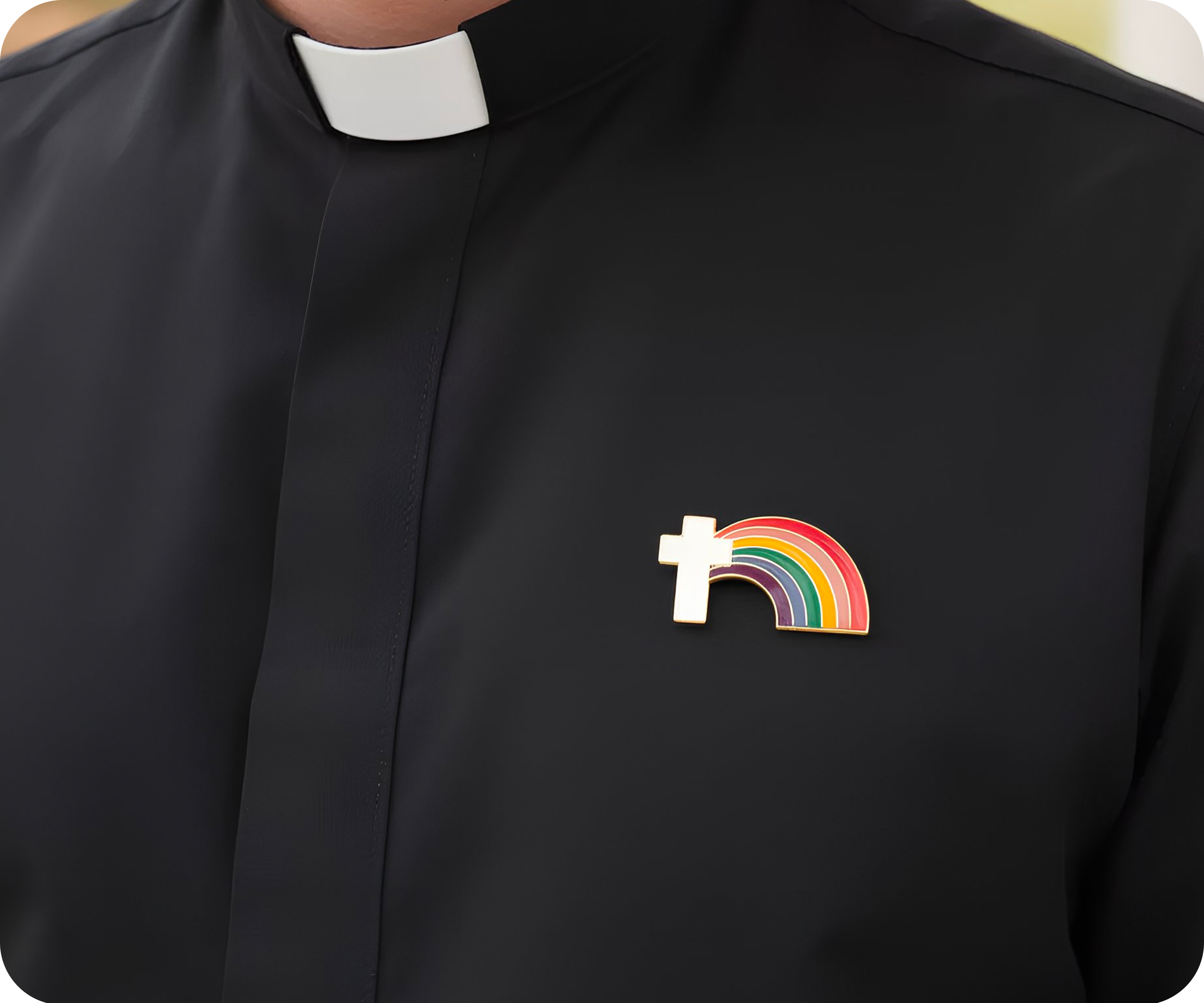 Pin con cruz cristiana de arcoíris
