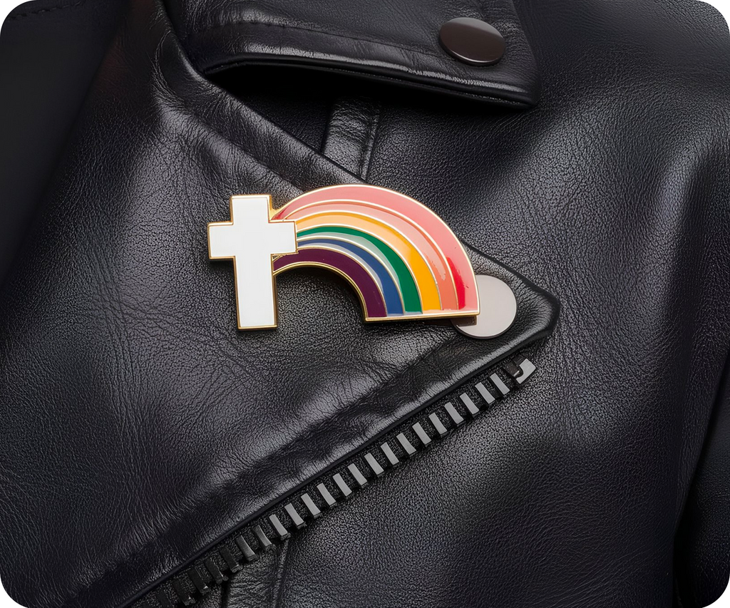 Pin con cruz cristiana de arcoíris