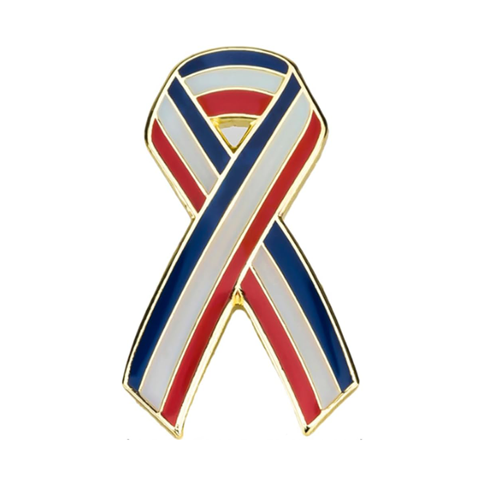 A red, white, and blue ribbon-shaped pin badge with a brass plated iron and hard enamel finish. Imagen principal del producto