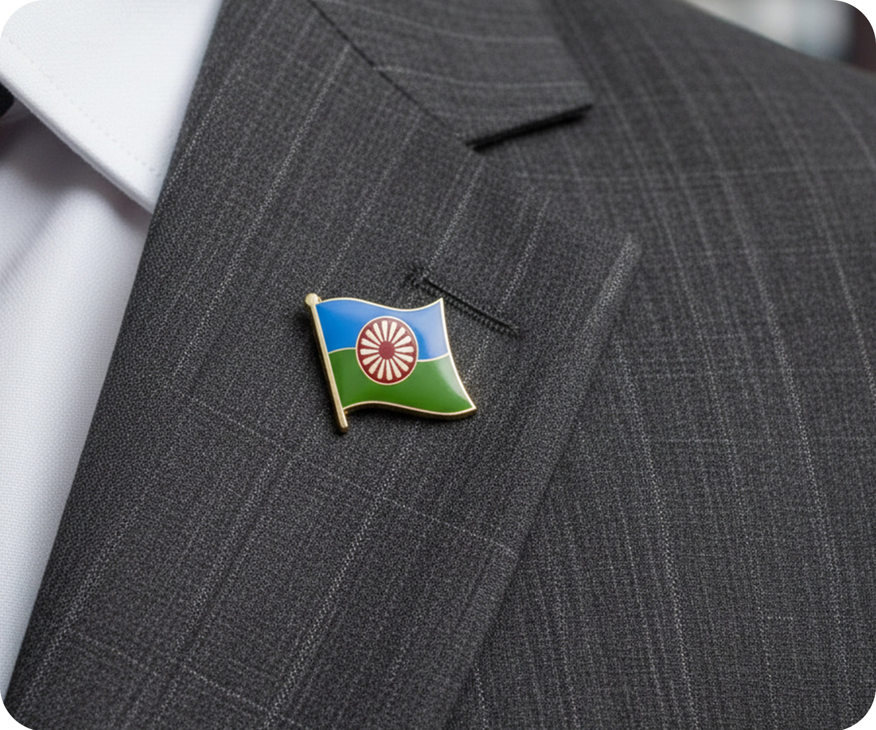 Pin con la bandera del pueblo romaní  Imagen secundaria del producto