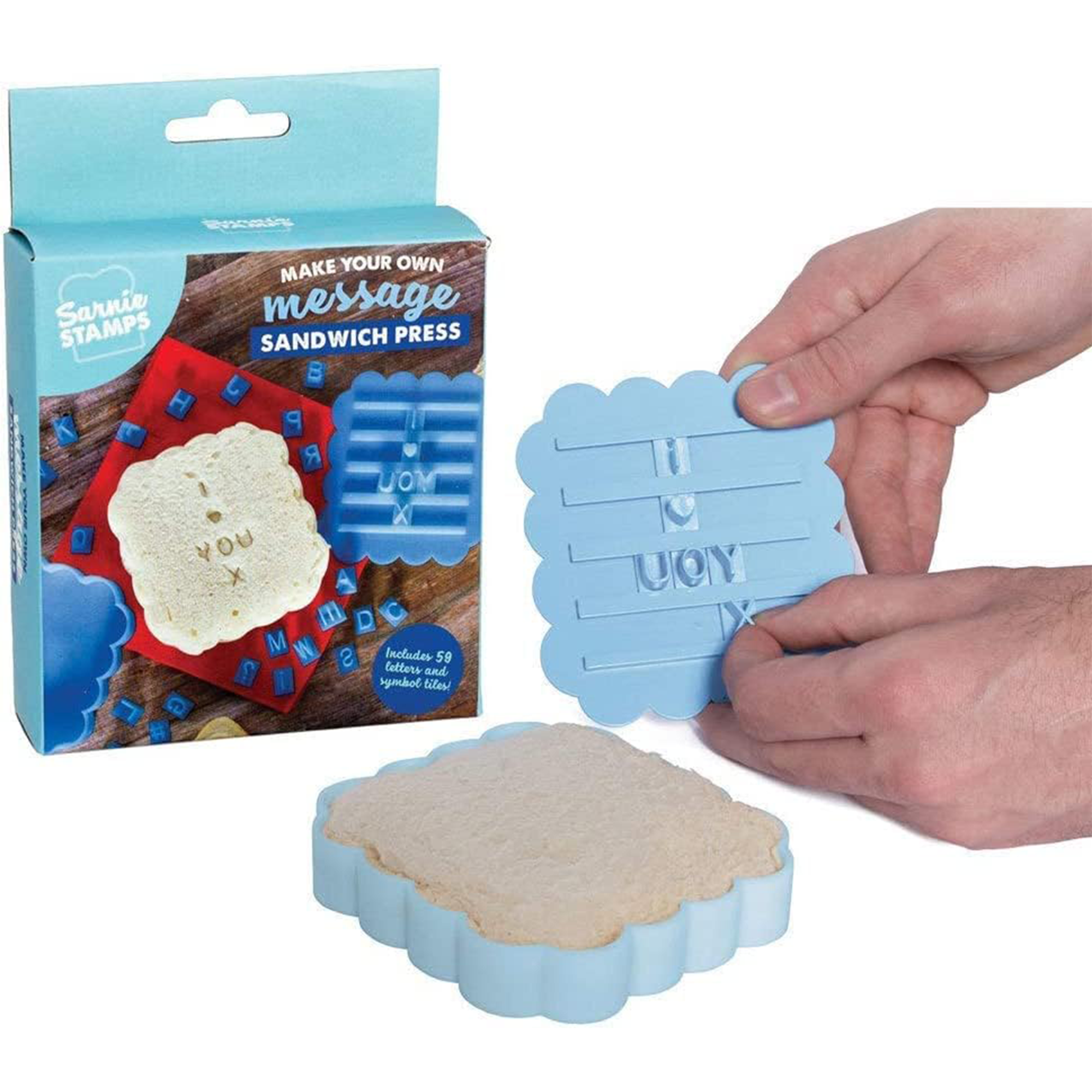 A hand using a blue sandwich message maker to stamp a message on a sandwich, with the product packaging visible. Imagen principal del producto