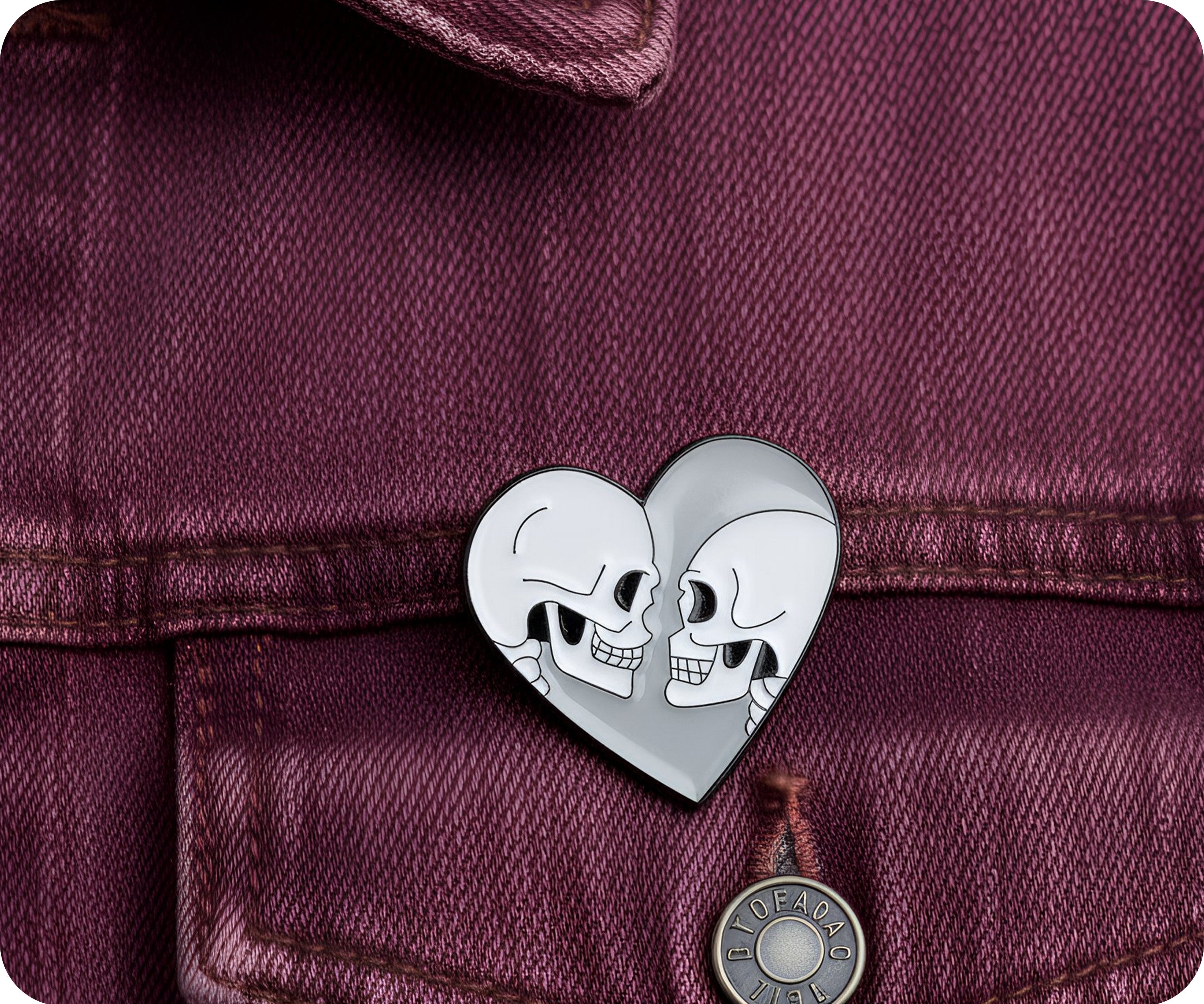 Insignia de alfiler de pareja con calavera y corazón de amor Imagen secundaria del producto