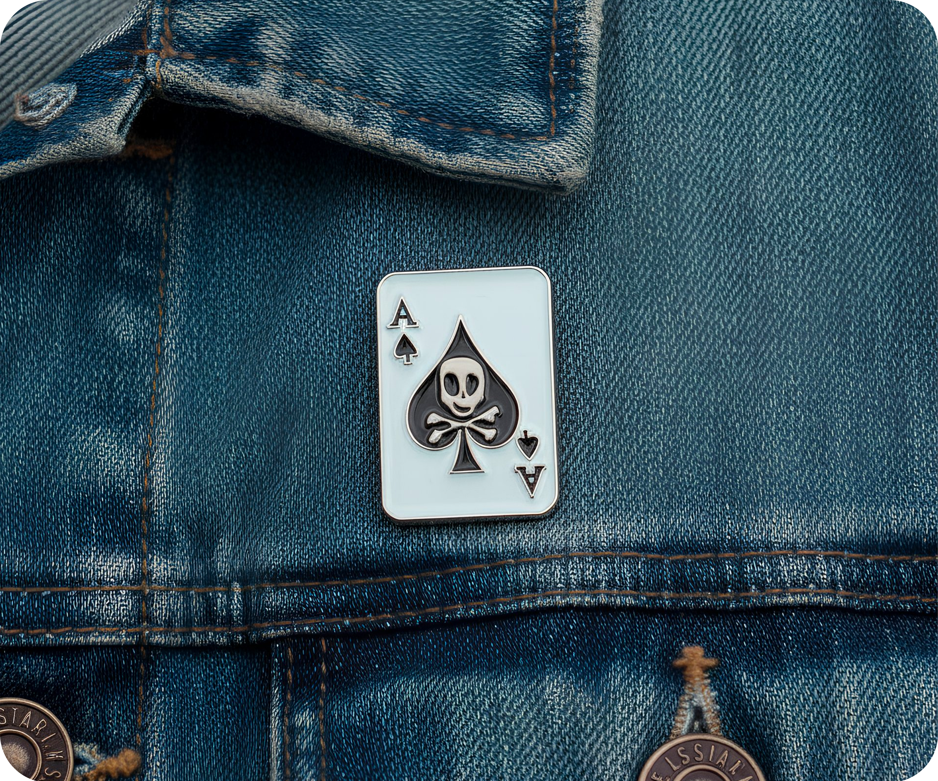 Insignia de pin de espadas y calavera de as Imagen secundaria del producto
