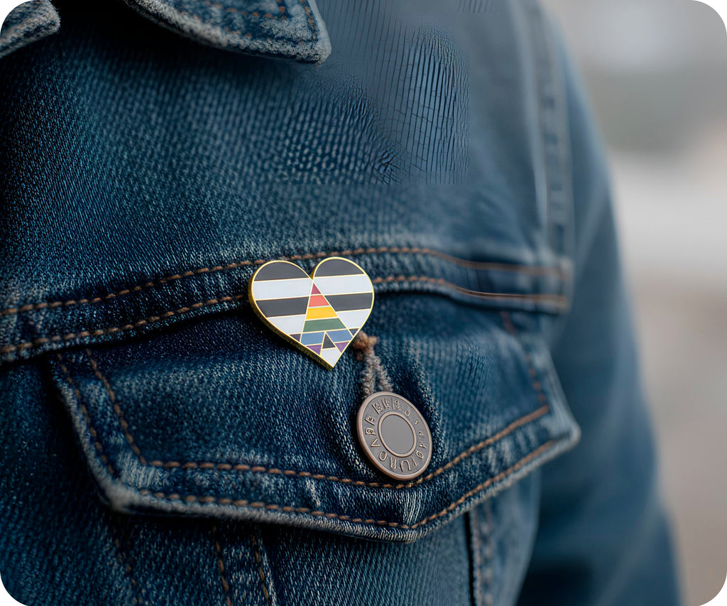 Pin con forma de corazón y bandera de Straight Ally