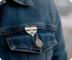 Pin con forma de corazón y bandera de Straight Ally