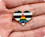 Pin con forma de corazón y bandera de Straight Ally