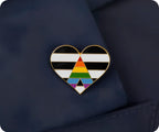 Pin con forma de corazón y bandera de Straight Ally