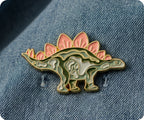 Insignia de pin con pinchos de dinosaurio estegosaurio