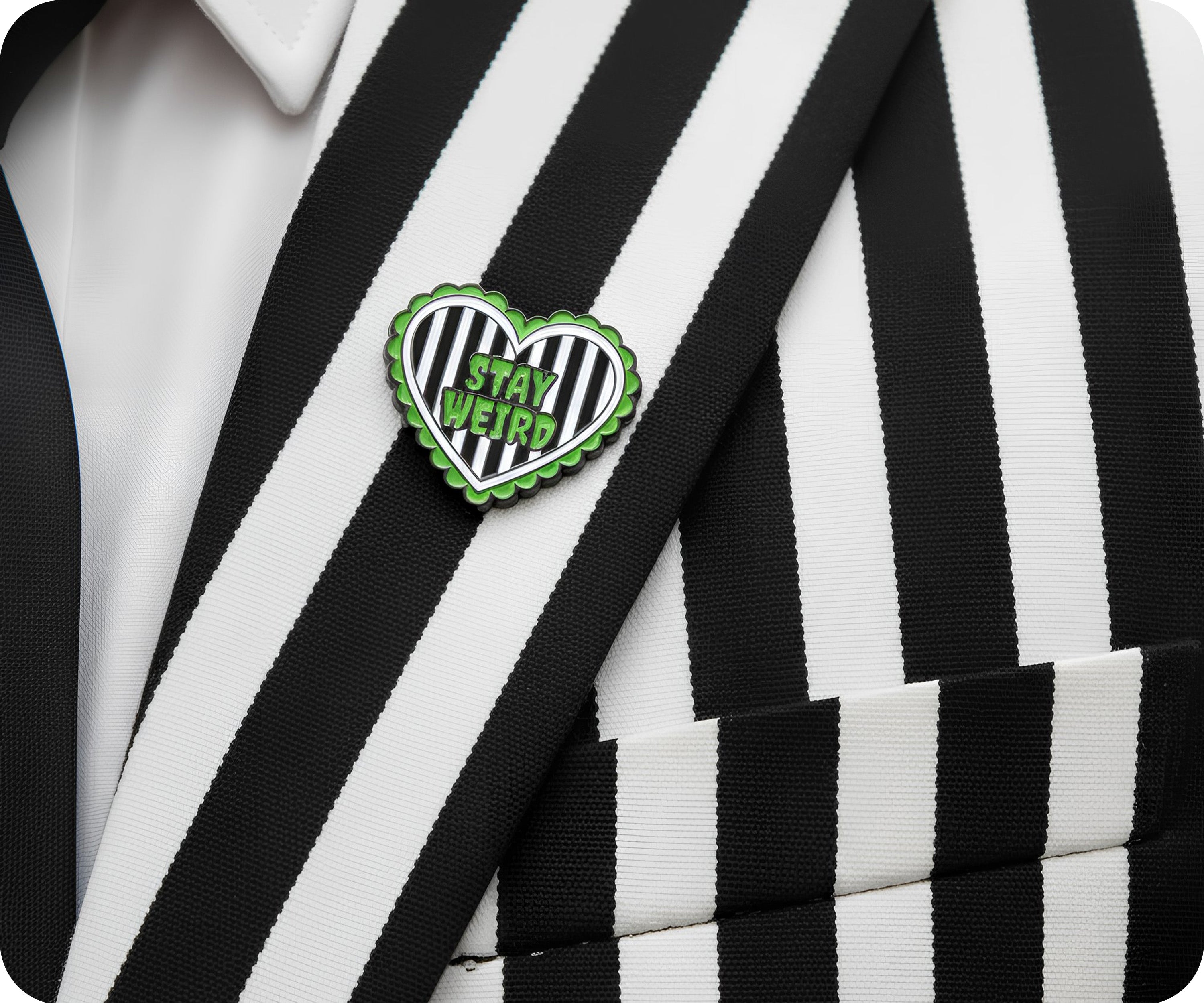 Insignia de pin de terror "Stay Weird" negro y verde Imagen secundaria del producto
