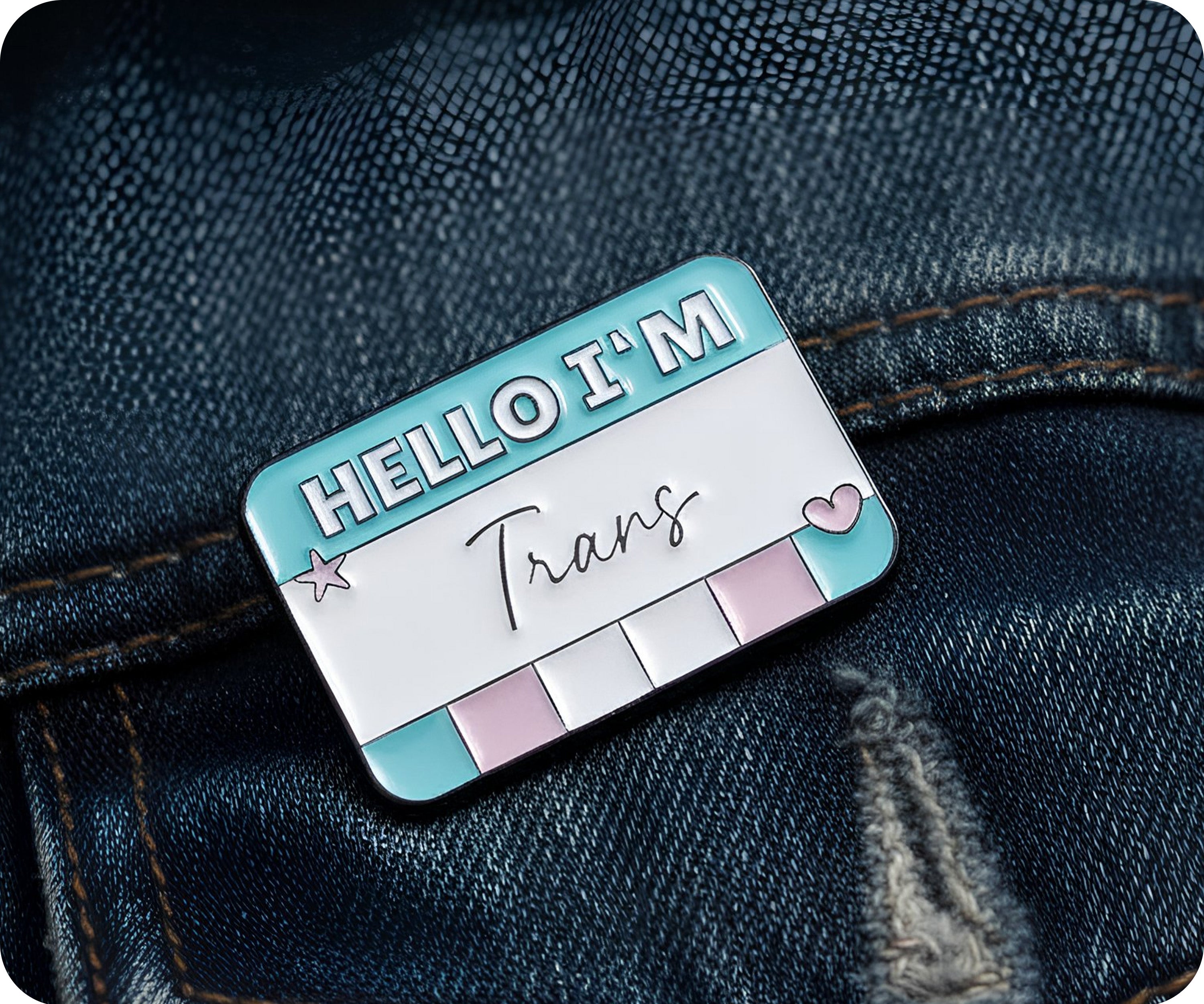 Hola, soy Trans Pin Badge Imagen secundaria del producto