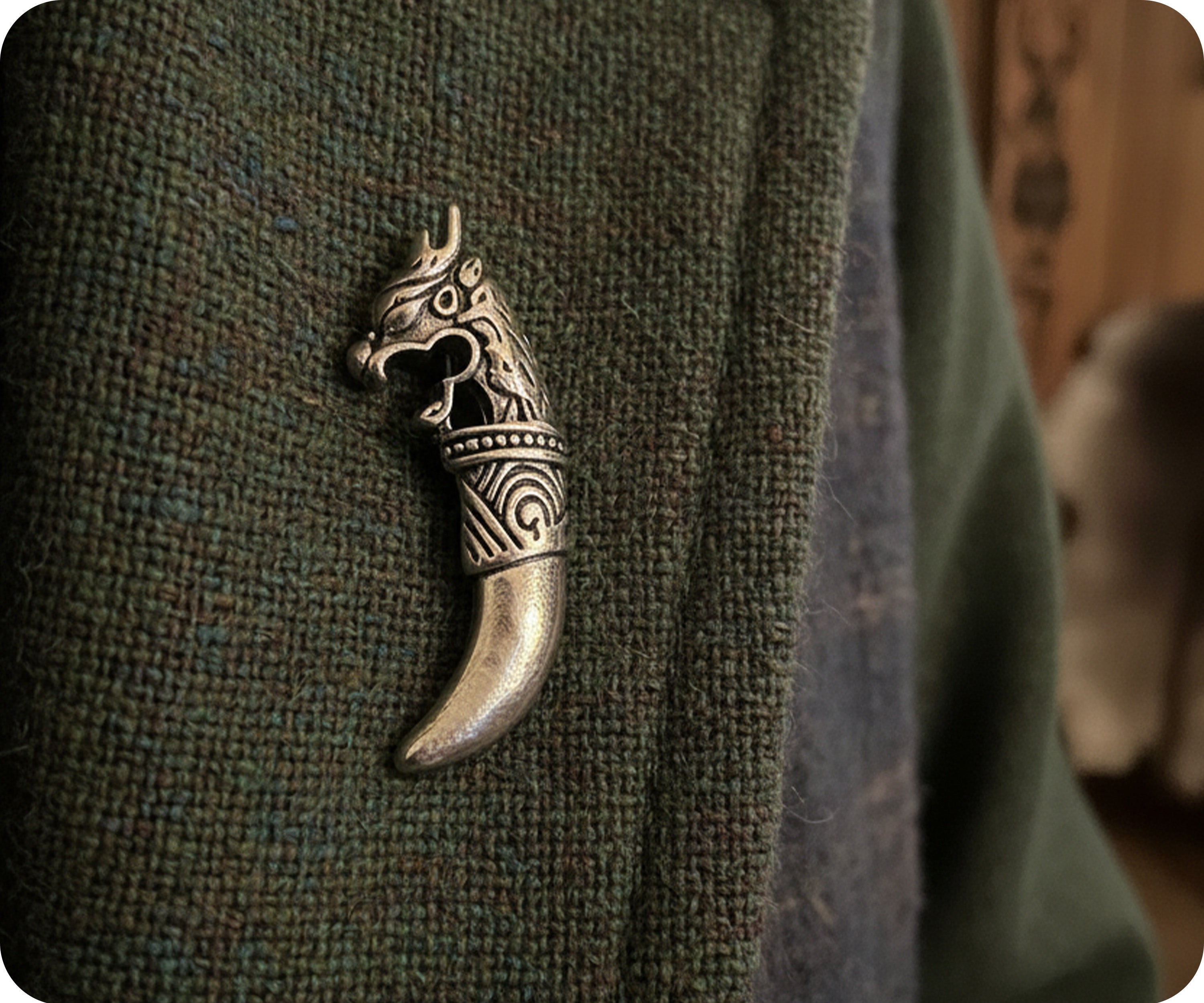 Insignia de pin con runa de diente de dragón vikingo nórdico Imagen secundaria del producto