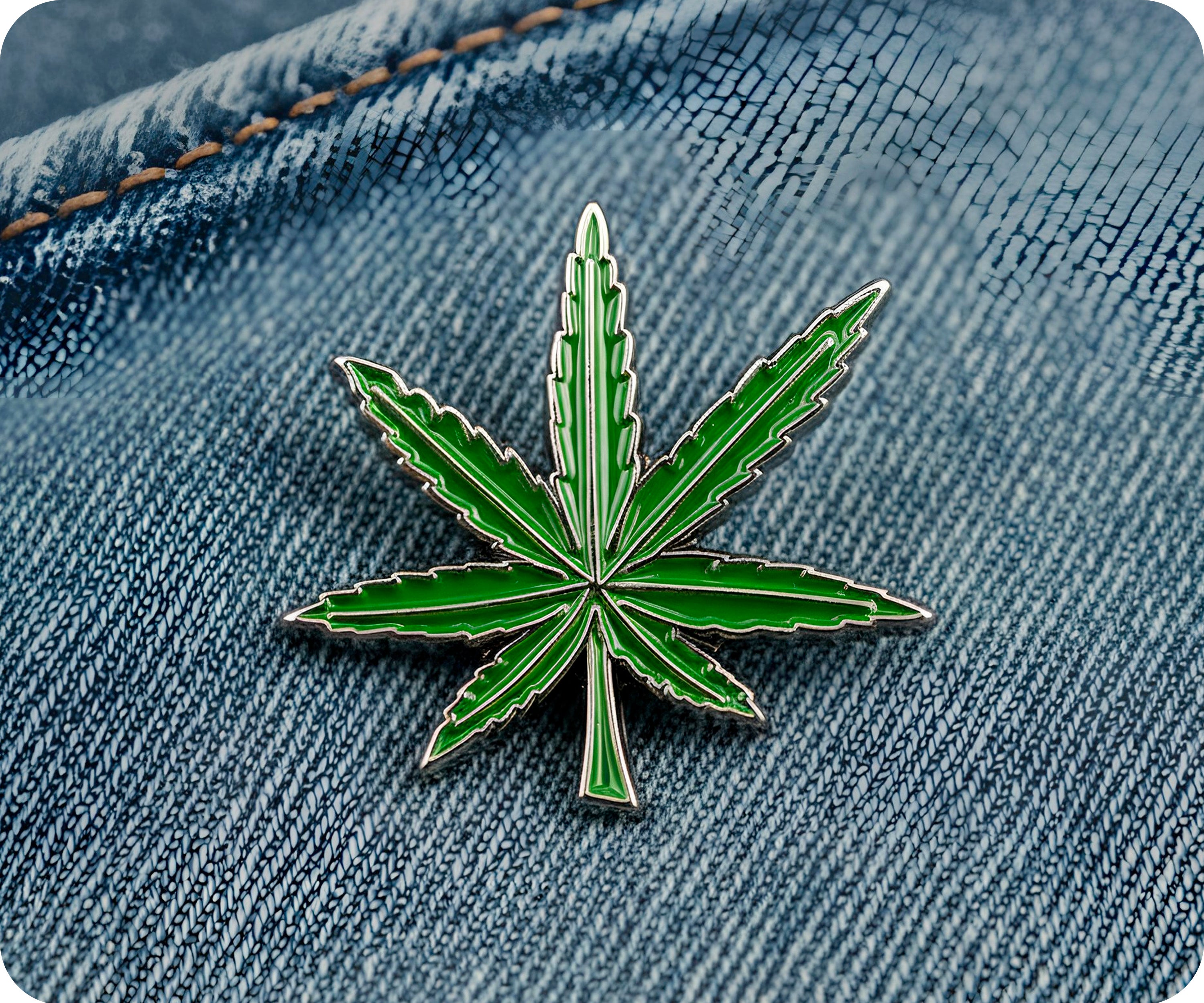 Pin con forma de hoja verde de marihuana Imagen secundaria del producto