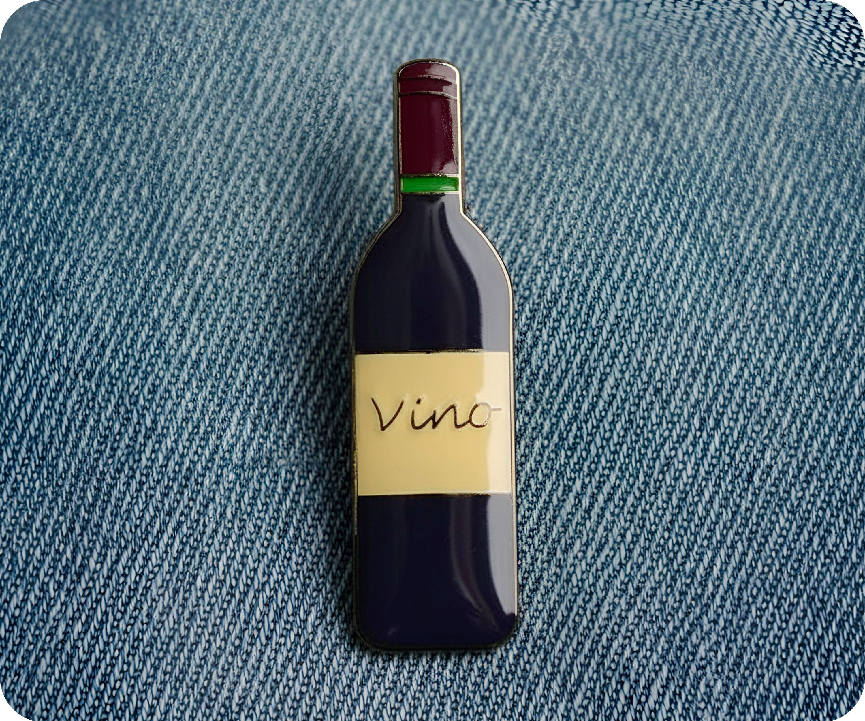 Pin con forma de botella de vino tinto Imagen secundaria del producto