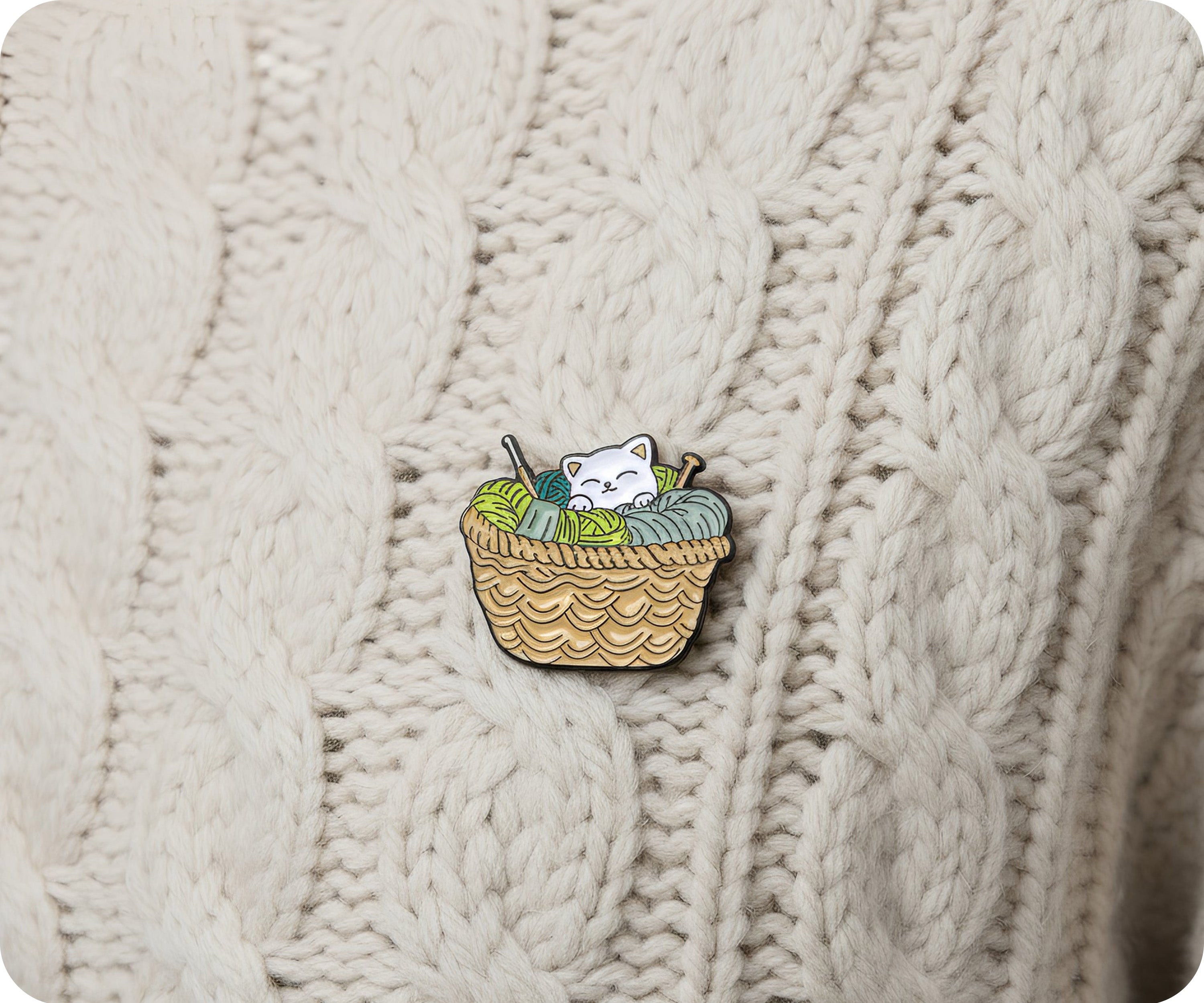 Insignia de alfiler: Gatito en cesta de lana para tejer Imagen secundaria del producto